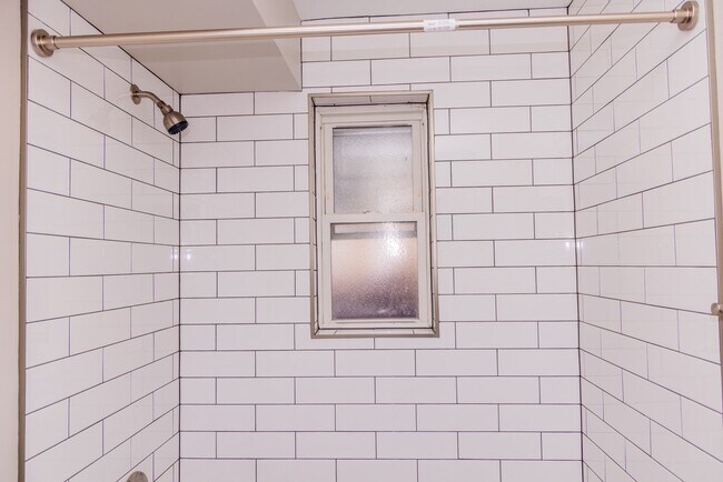 Building Photo - ONE MONTH FREE-Sign by 2/28/2026: Walk to Carytown & the Fan