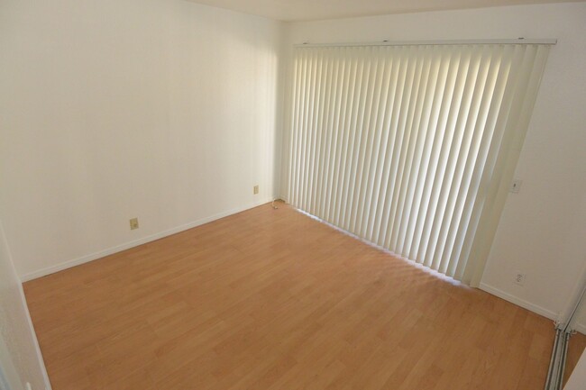 Building Photo - 2 BD 1 BA Upstairs Condominium, Gated Comm...