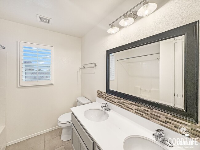 Building Photo - Great 4B/3BA House in Oceanside w/ a Large Loft!