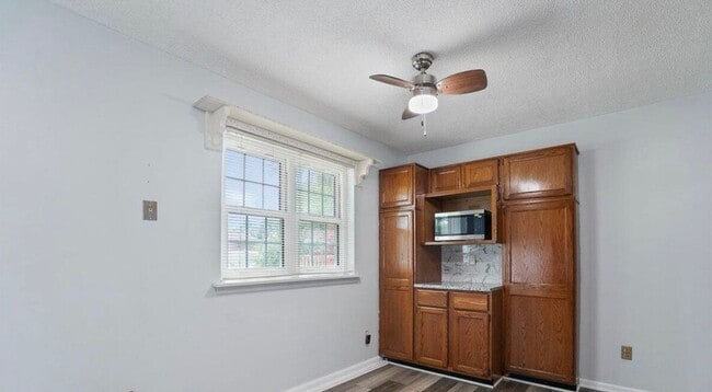 Building Photo - Updated Hillview Home! 3BR/2BA with Basement!