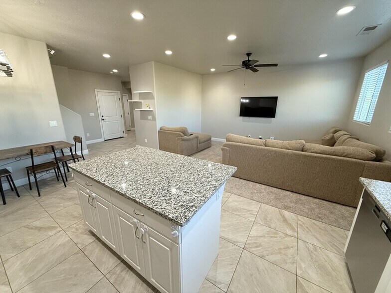 Building Photo - 355 W 200 S