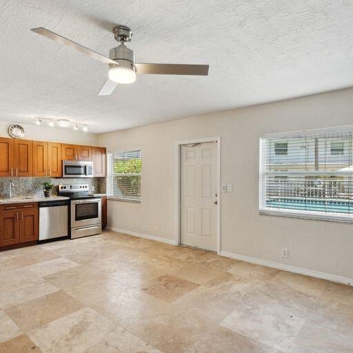 Building Photo - 1470 N Dixie Hwy