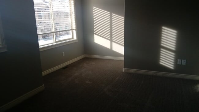 Building Photo - 3 bedroom 2.5 bath Rock Creek Town Home wi...