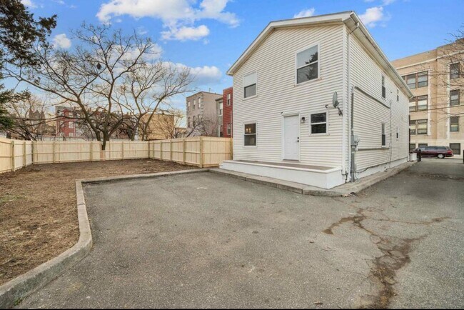 Building Photo - 334-336-336 Halladay St