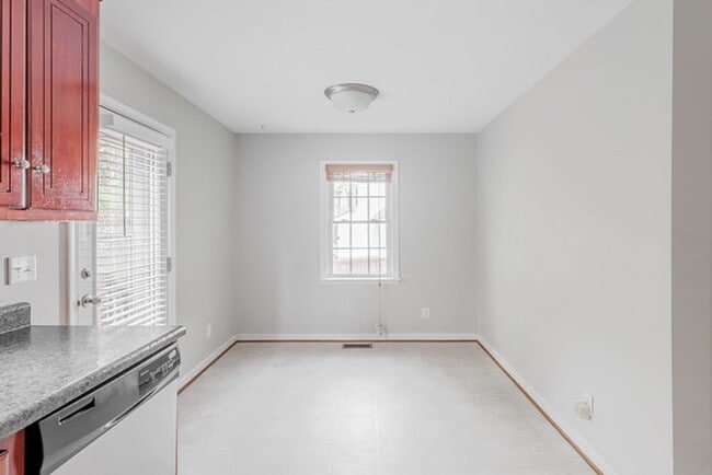 Building Photo - Charming 4 bedroom Colonial in Midlothian!