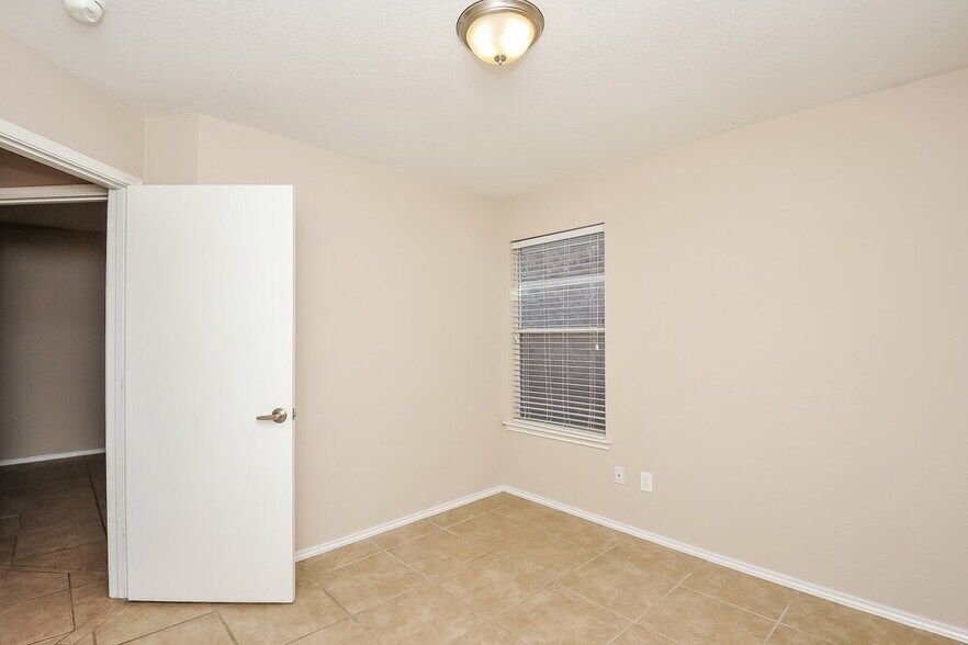 Building Photo - 2109 Ingrid Ln
