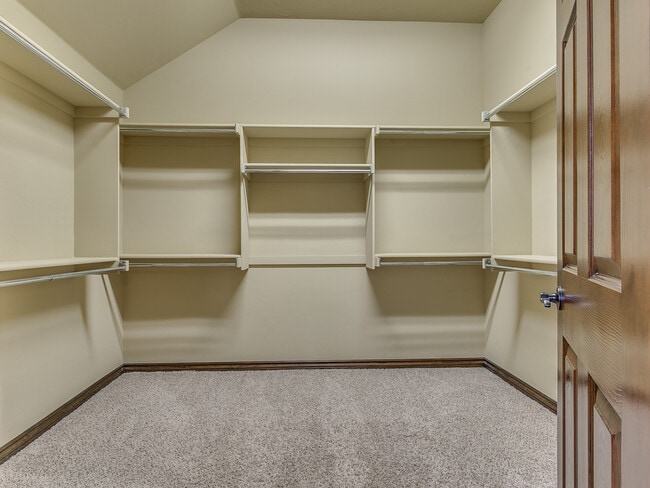 Building Photo - Highly Sought After Stonebridge Addition +...