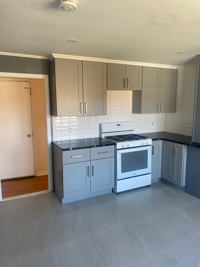 Building Photo - 25 Melrose Pl