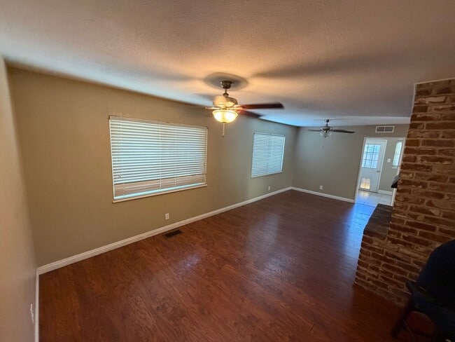 Building Photo - 4752 Crestview Dr