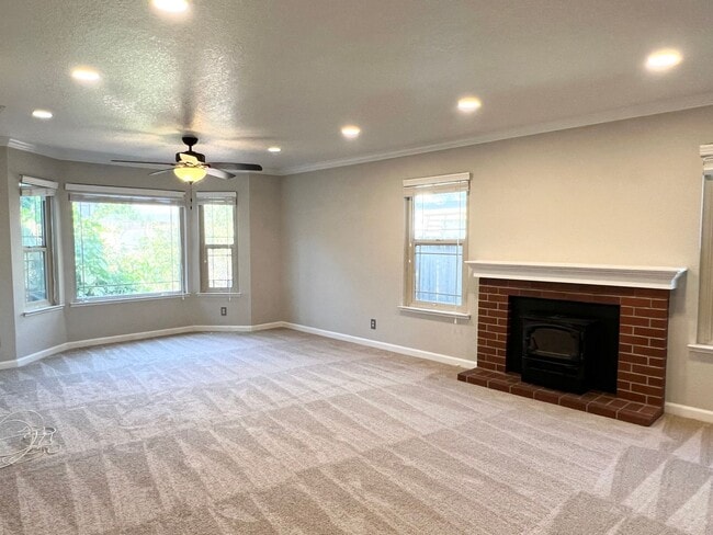 Building Photo - Beautiful Four Bedroom Home in Elk Grove
