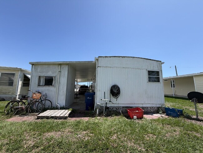 Building Photo - "Cozy 2-Bed Oasis in Nokomis, FL – Nokomis Lake Village Retreat!"