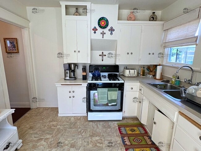 Building Photo - Single Story 2BD/1BA Home Minutes to the B...