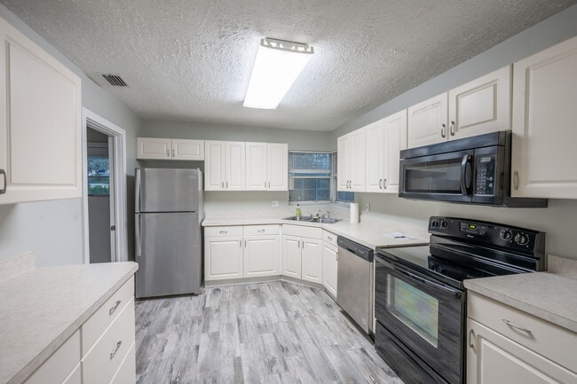 Building Photo - 1011 Bianca Dr NE