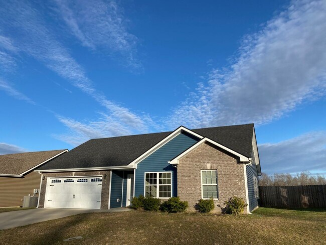Building Photo - Beautiful 3 bed 2 bath home with Bonus room! Close to shopping and Ft. Campbell.