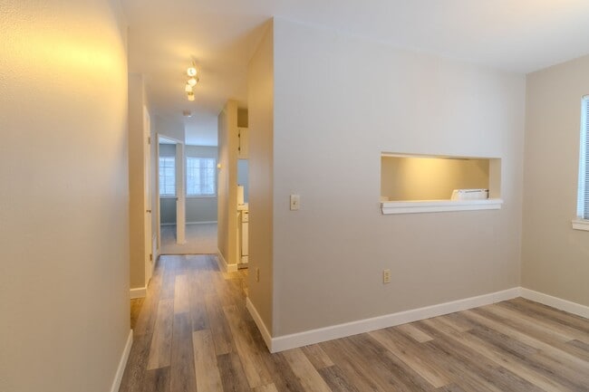 Building Photo - Charming, Updated Condo in Prime Downtown Traverse City Location!