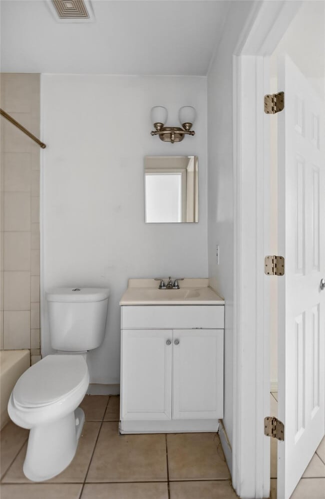 Building Photo - 709 SW 13th Ave