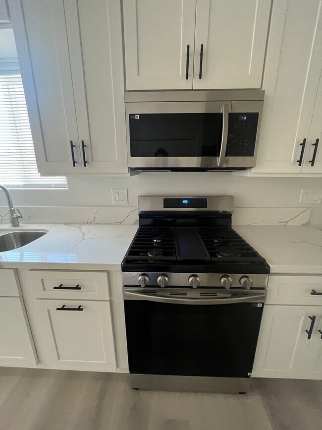 Building Photo - Newly Remodeled Home! MUST SEE!