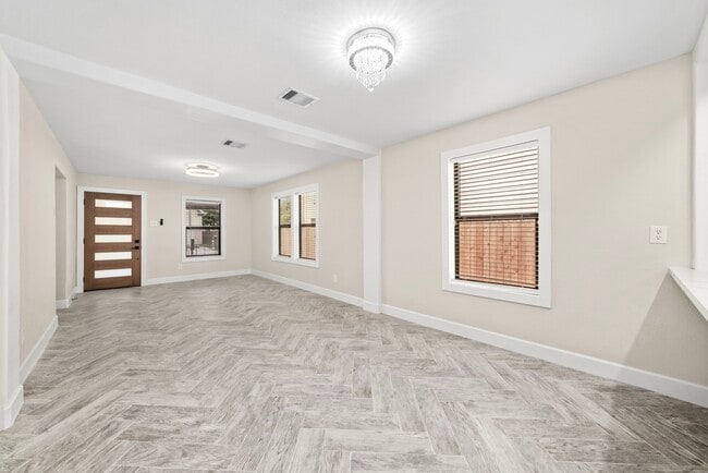 Building Photo - 803 E 29th St