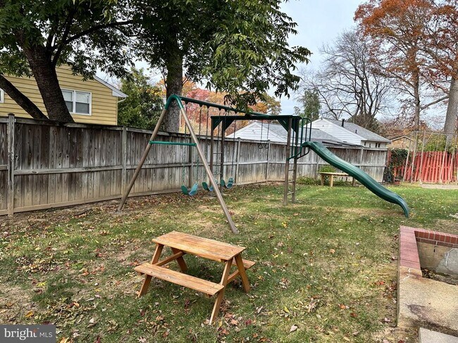 Building Photo - 8140 Drayton Ln