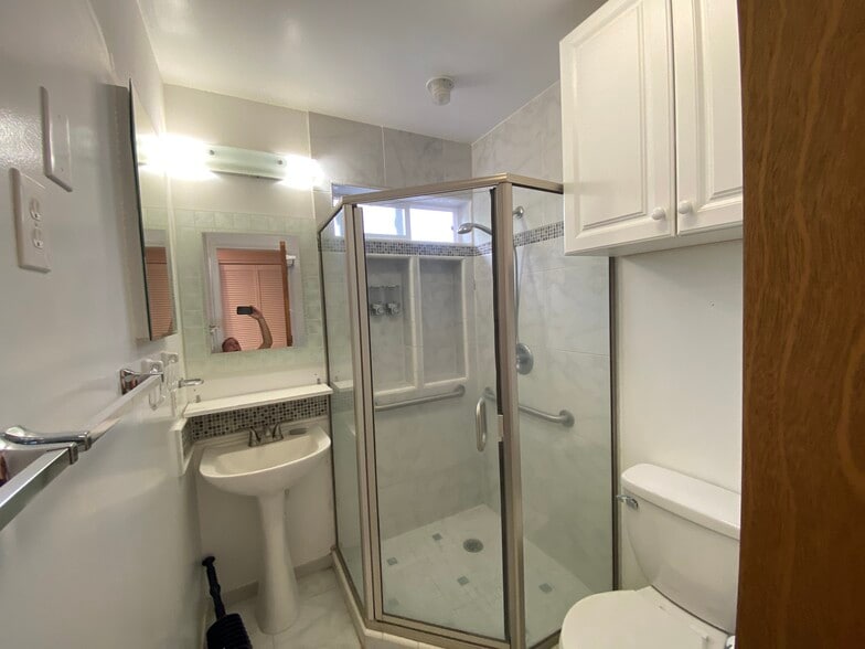 Bathroom - 3708A Claudine St