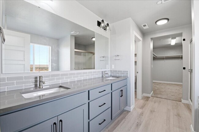 Building Photo - 5 Bedroom, 2.5 Bathroom home located in Southeast Boise