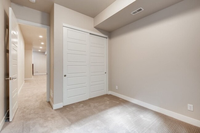 Building Photo - High Street Townhomes 3 bedroom unit with ...
