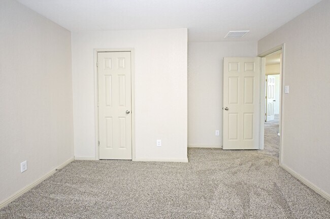 Building Photo - 2231 Hawk Dr