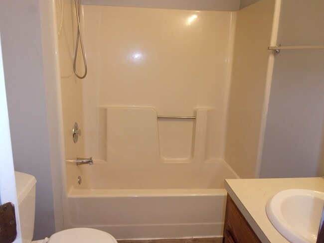 Building Photo - Ground Floor 2 Bedroom 2 Bath Condo in Farmington Hills