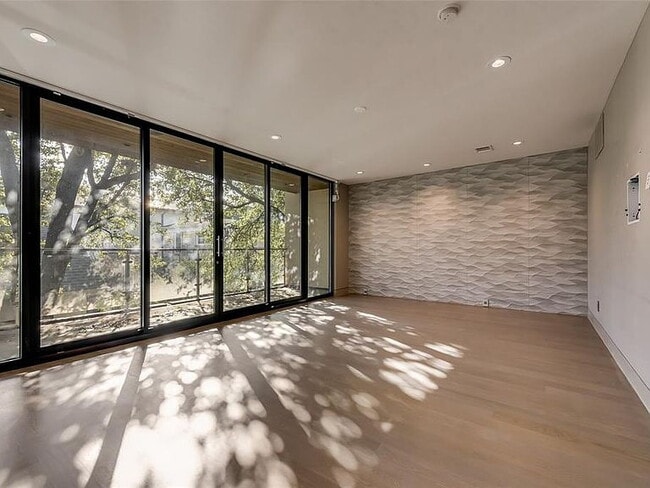 Building Photo - "Luxurious 3-Bed Oasis with 5 Full Baths in Prime Dallas Location - 4,666 Sq Ft of Elegance!"