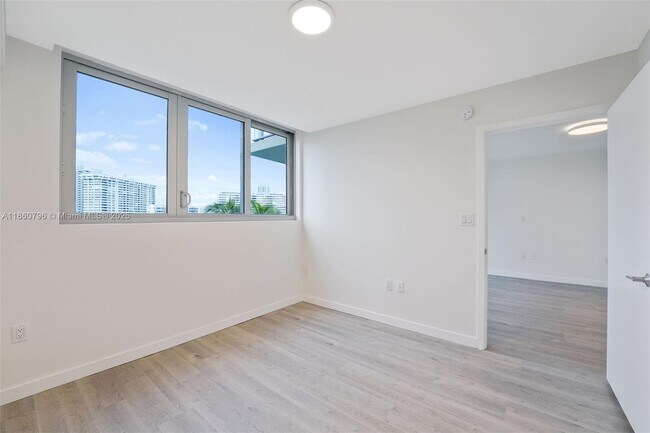Building Photo - 1500 Bay Rd