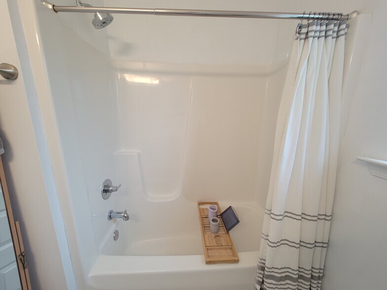 Building Photo - 652 Helen Ave