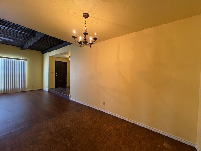 Building Photo - Mesa 2 Bedroom 1 Bath in Triplex Building