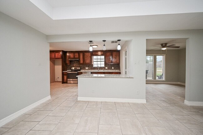 Building Photo - 15723 Creekhaven Dr