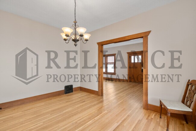 Building Photo - 410 S Estelle St