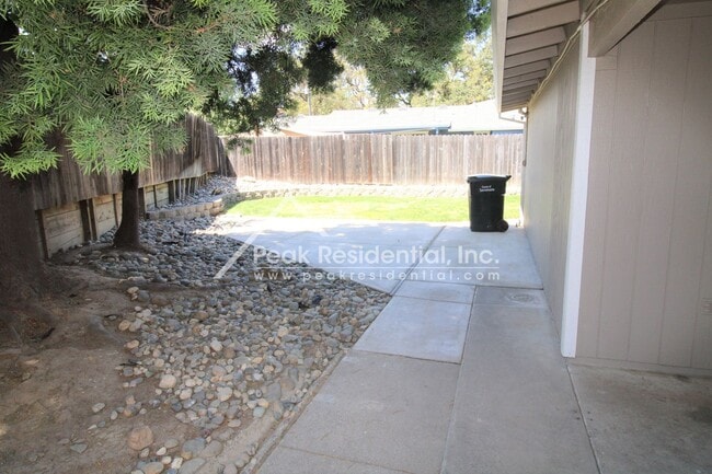 Building Photo - Spacious Foothill Farms 3bd/2ba Duplex with 2 Car Garage