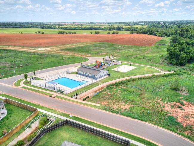Building Photo - Newer Home available Mid-August 2026- Mustang Park- Storm Shelter