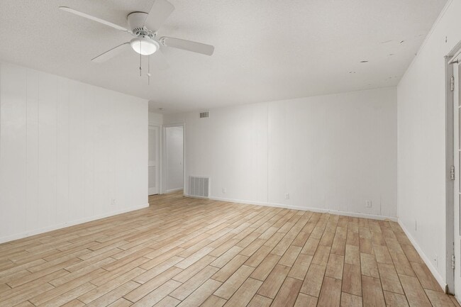 Building Photo - Spacious 3 bedroom, 2 bathroom home in the...