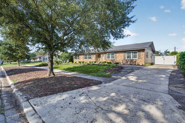 Building Photo - 677 Selkirk Dr