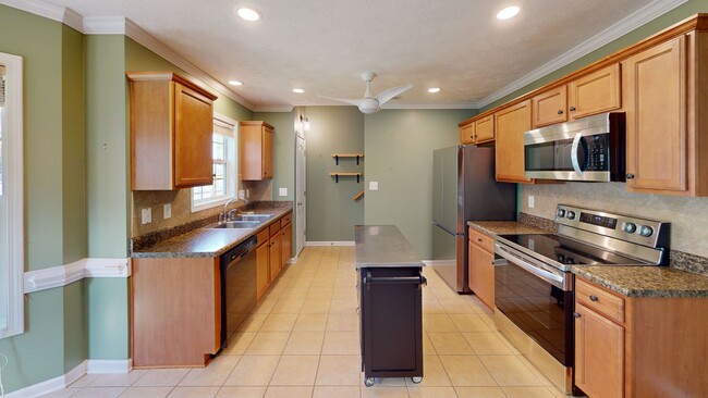 Building Photo - $300 OFF First Month's Rent! 3 Bedroom Ran...