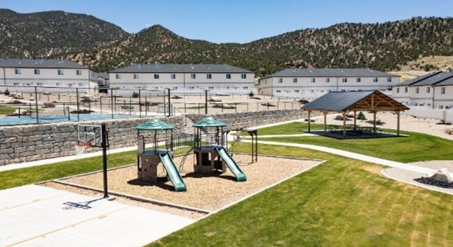 Building Photo - Beautiful 3 Bed/2.5 Bath Townhome For Rent!