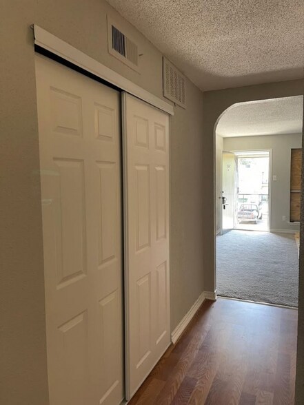 Building Photo - 5625 Antoine Dr