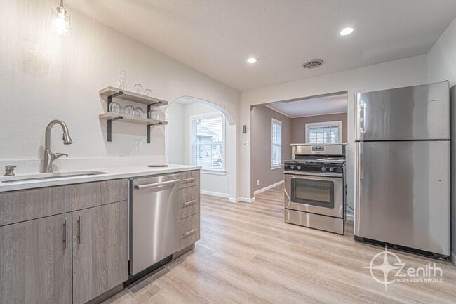 Building Photo - 2541 SW 6th Ave