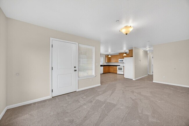 Building Photo - Spacious 2 Bedroom, 2 bath 2nd Floor Apartment