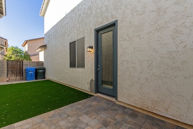 Building Photo - 3012 S 101st Dr