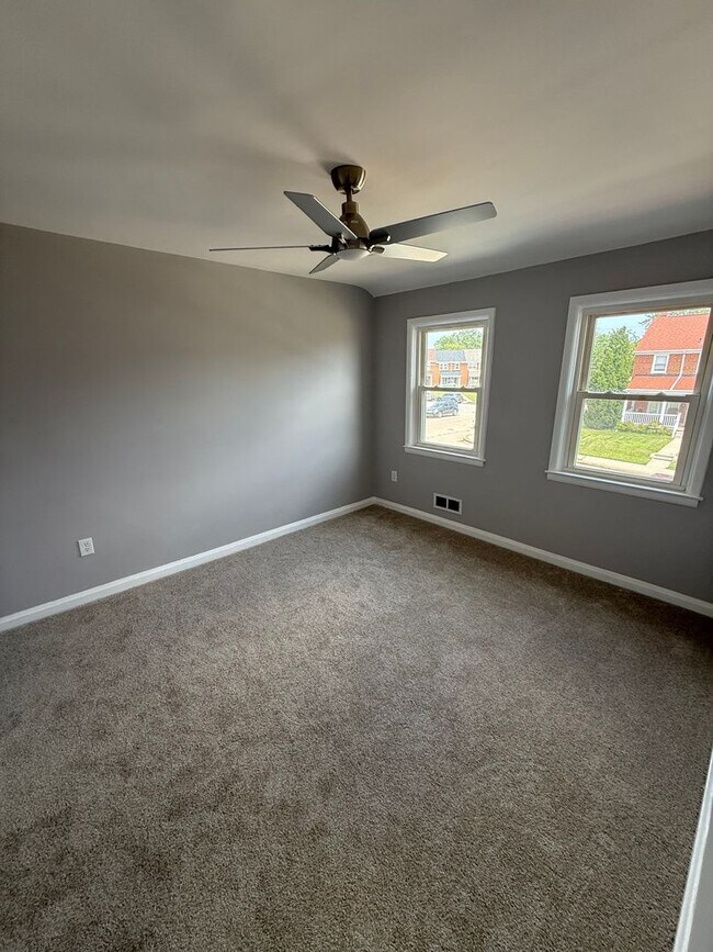 Building Photo - Updated Glen Oaks Townhome with Finished B...