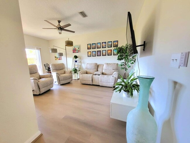 Building Photo - 5260 Collins Rd