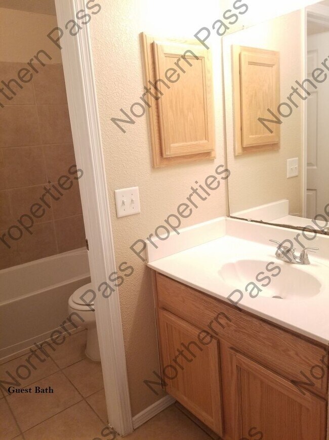 Building Photo - 3 Bedroom Duplex Move in Special