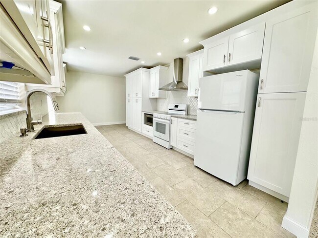 Building Photo - 10237 Tarpon Dr