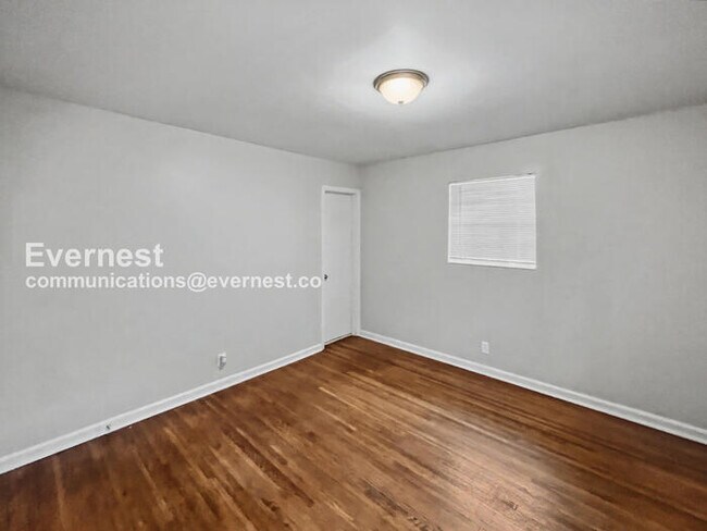 Building Photo - 3 Bed, 1.5 Bath Home with Carport / Pet-Friendly / Vouchers Accepted / Available Now!