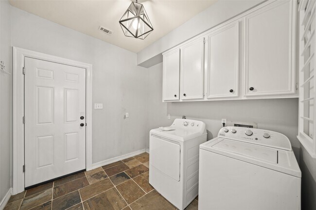 Building Photo - 2654 Milburn Dr